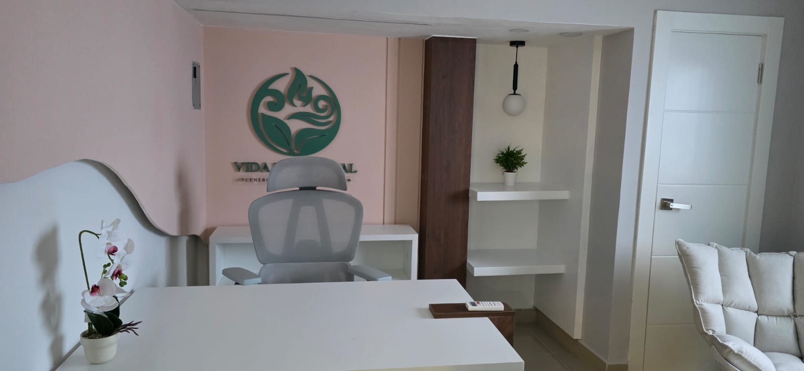 Recepción del centro con el mural de Vida Elemental