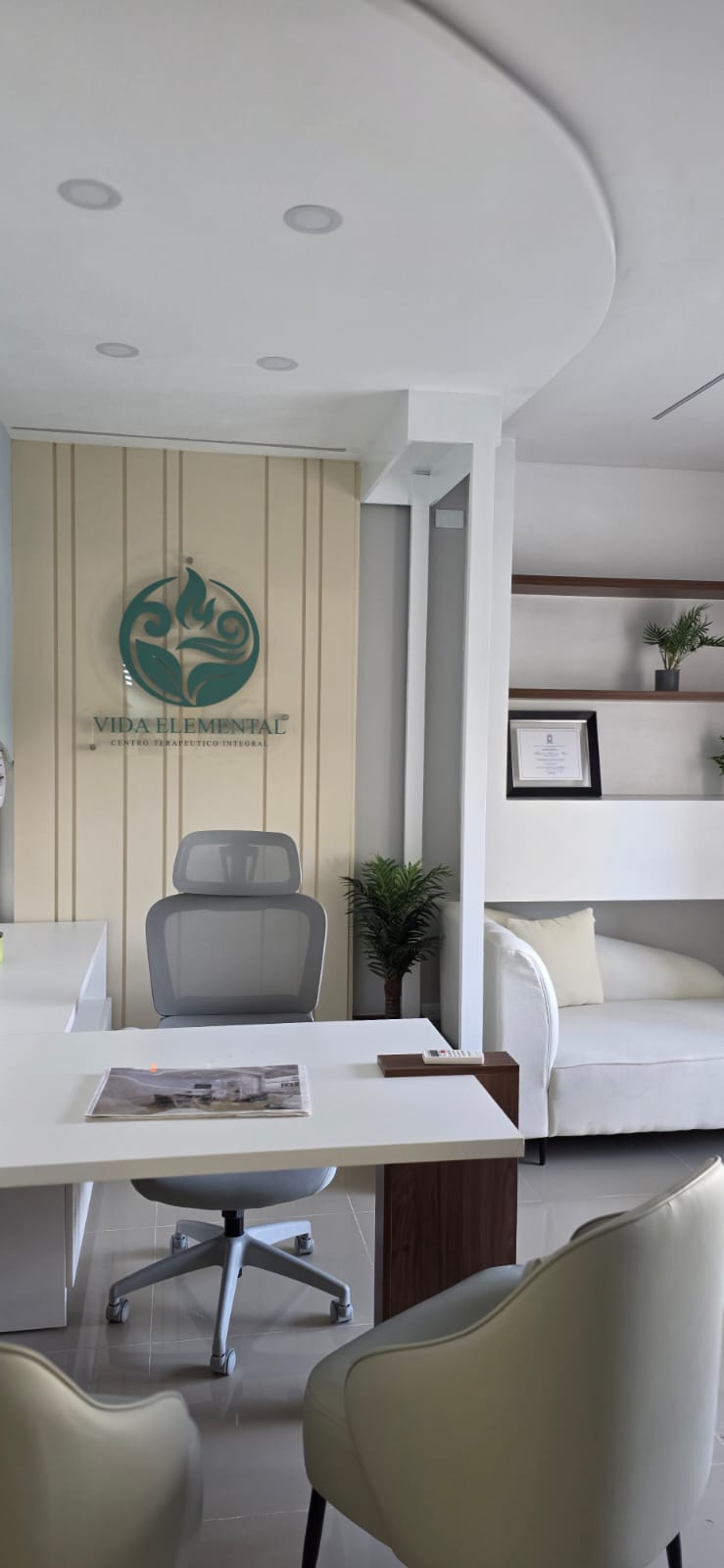 Área de atención con escritorio y logo del centro